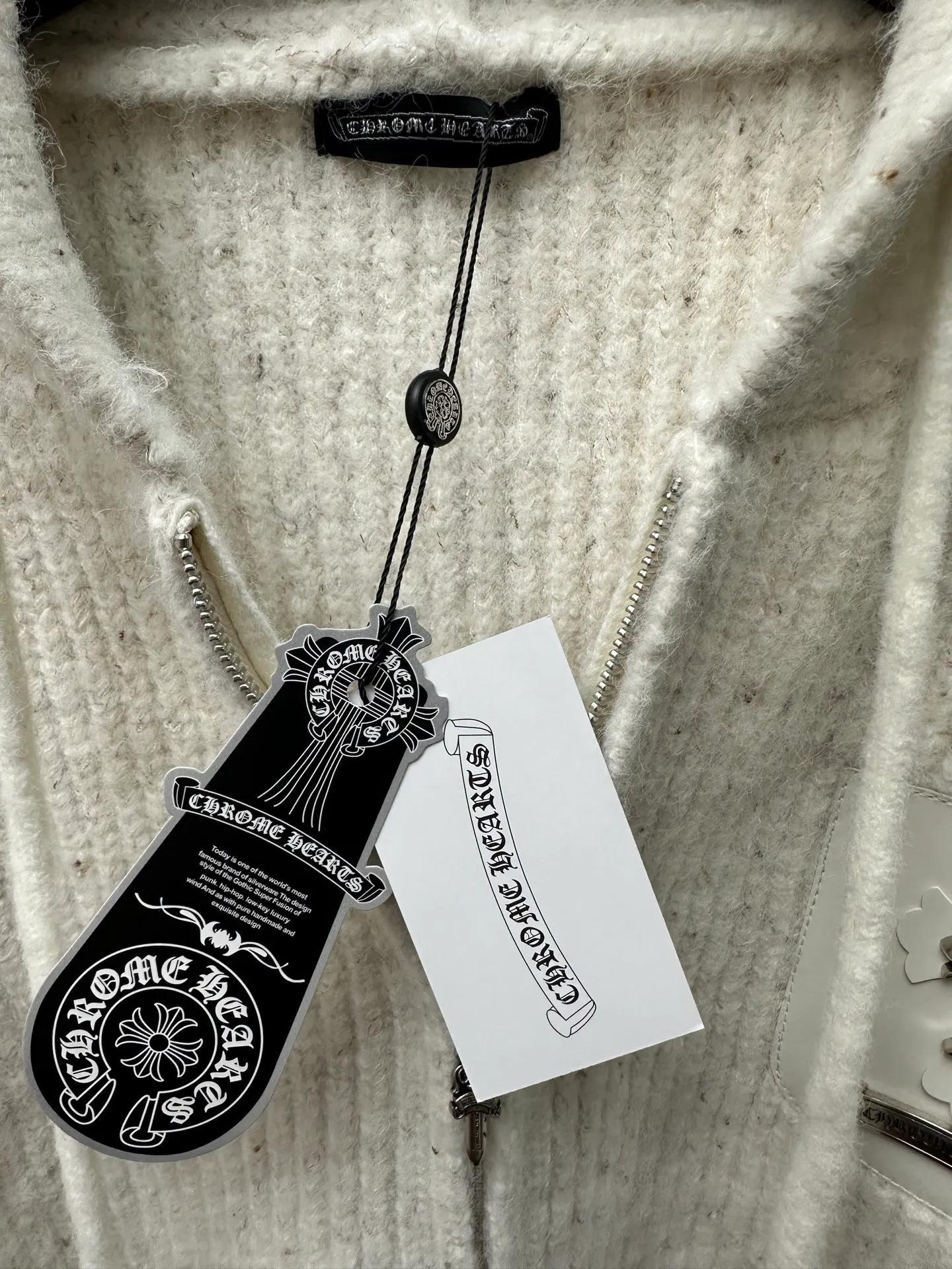 P640 Chrome25 new Chrome heart logo pocket wool knitted hooded jacket 100% wool blended fabric, soft and comfortable, super comfortable to wear! The front zipper design makes it easy to put on and take off, and the cross + metal nameplate embellishment on the chest gives it a full retro feel. Hooded + drawstring, practical and fashionable, can be easily worn in daily or street style in autumn and winter, warm and stylish!  Size: S M L